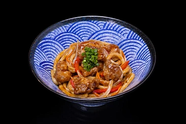 Вок с курицей и лапшой удон