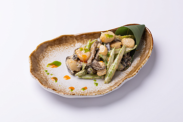 Салат с гребешком и спаржей 