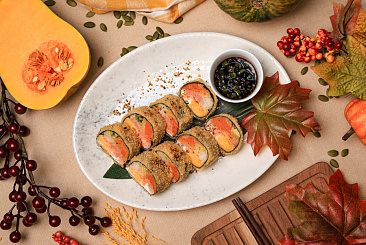 Тёплый ролл с тыквой и двумя видами рыб