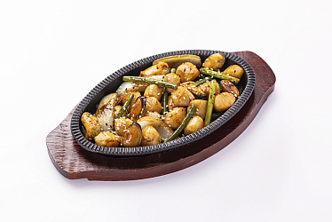 Жареный гребешок со стрелками чеснока