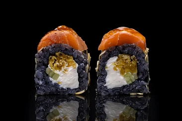Ролл лосось-карамель с грибами эноки с ореховым и чили соусах