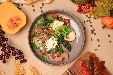 Салат с хрустящей тыквой и страчетеллой