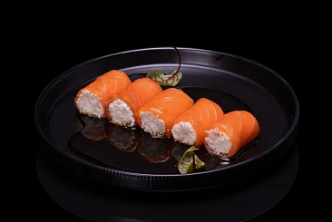 Рулетики из лосося с крабовым муссом в соусе юдзу