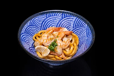 Вок с морепродуктами и лапшой удон