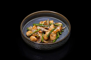 Жареный гребешок со стрелками чеснока